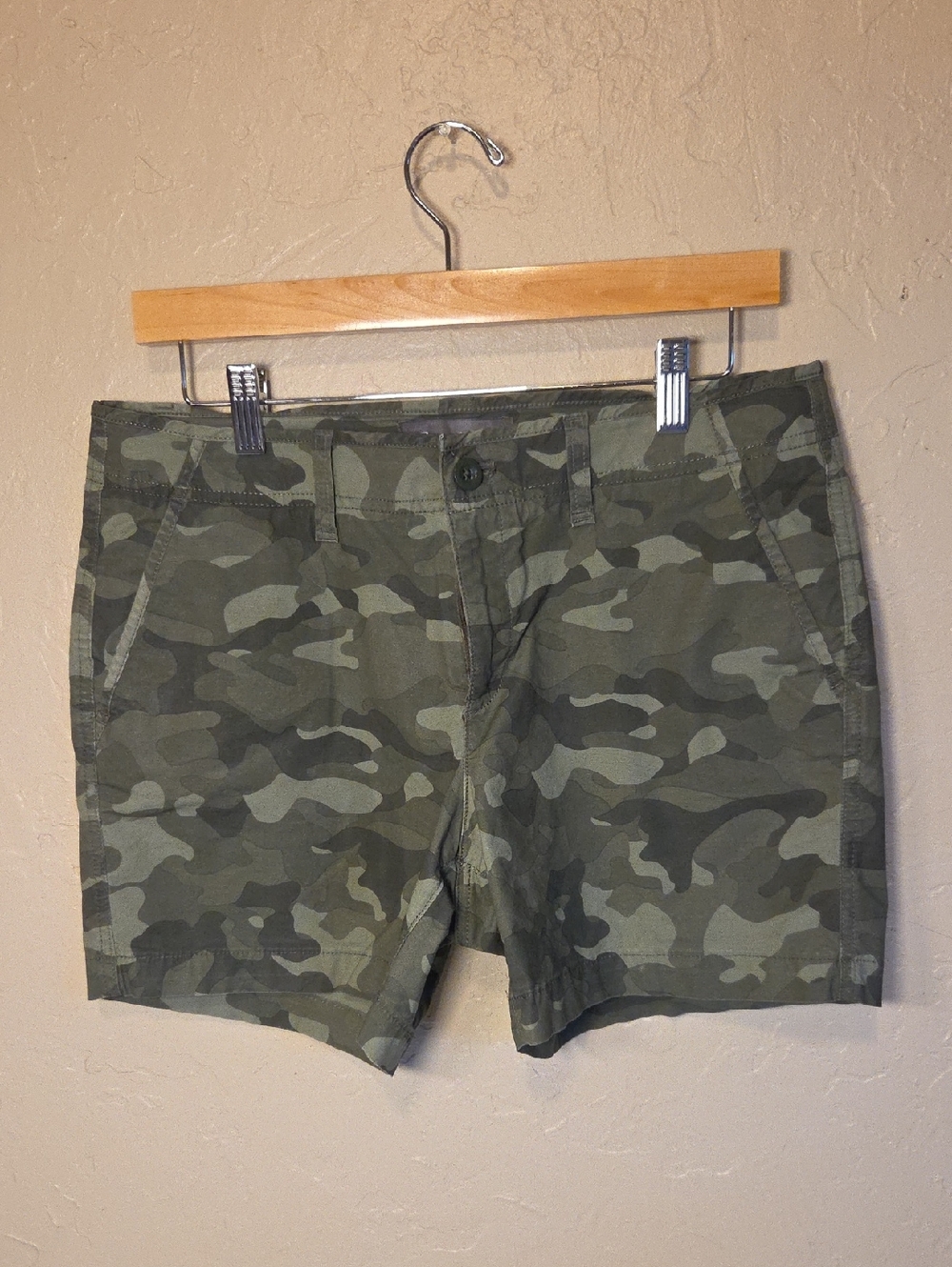 Eddie Bauer Women's Outdoor Camo Print Shorts - Green Sz8